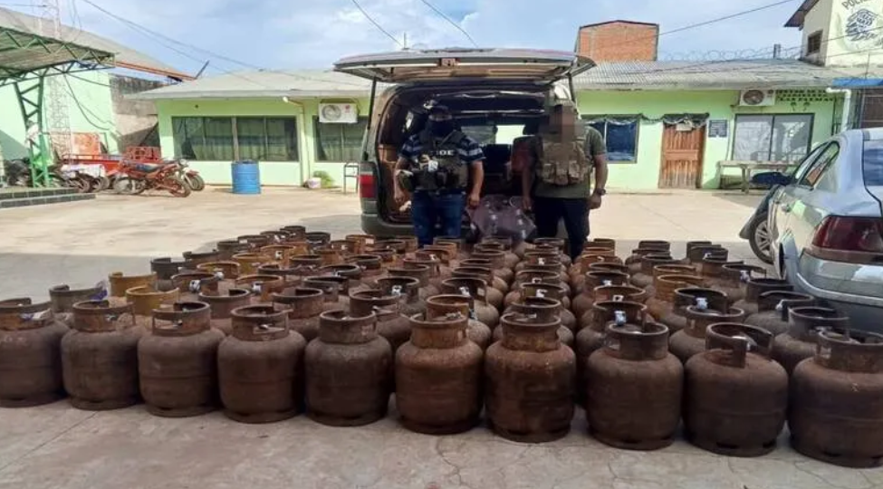 Encuentran taxi sin placas cargado con 81 garrafas de GLP en Guayaramerín