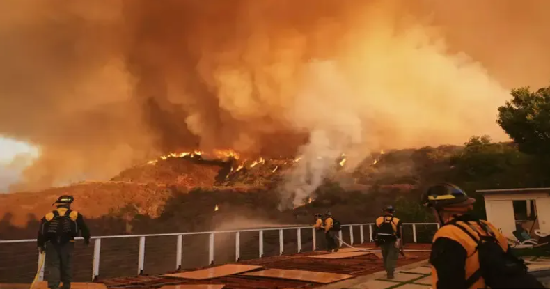 Incendios en Los Ángeles dejan 25 muertos y arrestos