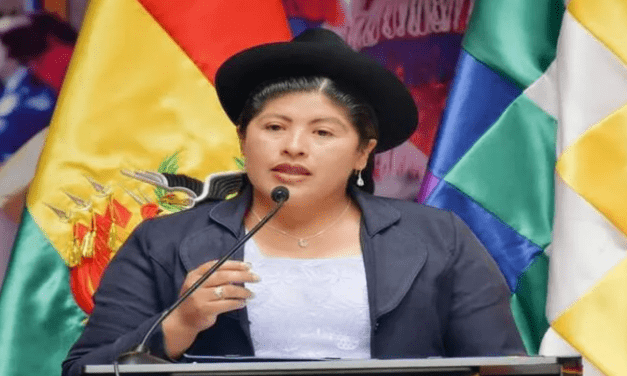 Ministra promete priorizar productos nacionales tras polémica compra de gorras