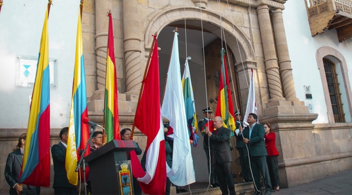 Decreto ordena embanderamiento por el bicentenario de Bolivia