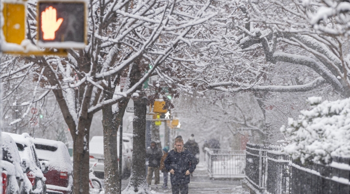 Nevadas masivas paralizan vuelos y carreteras en EE.UU.