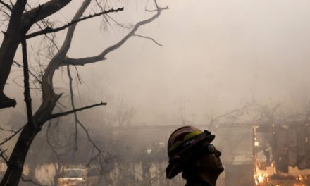 Incendios en Los Ángeles dejan diez muertos y devastación en miles de estructuras