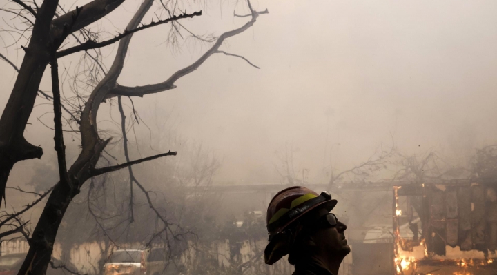 Incendios en Los Ángeles dejan diez muertos y devastación en miles de estructuras