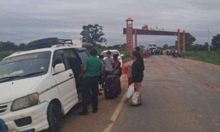 Interculturales bloquean carretera Beni-Santa Cruz exigiendo soluciones inmediatas