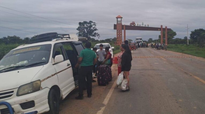 Interculturales bloquean carretera Beni-Santa Cruz exigiendo soluciones inmediatas