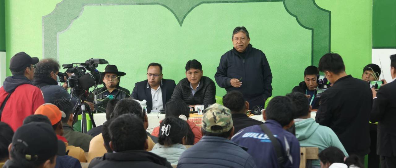 “Cuando tu Gobierno está cayéndose recién vienen a Adepcoca”: dirigente de Yungas recrimina a Choquehuanca