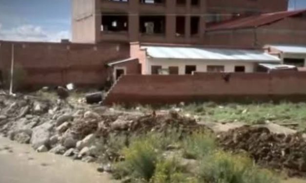 Desborde del río Poncoro afecta al menos tres viviendas en El Alto