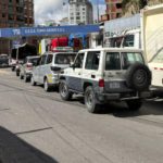 Las filas por combustible persisten en al menos tres departamentos de Bolivia