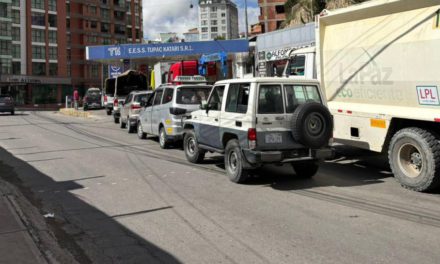 Las filas por combustible persisten en al menos tres departamentos de Bolivia