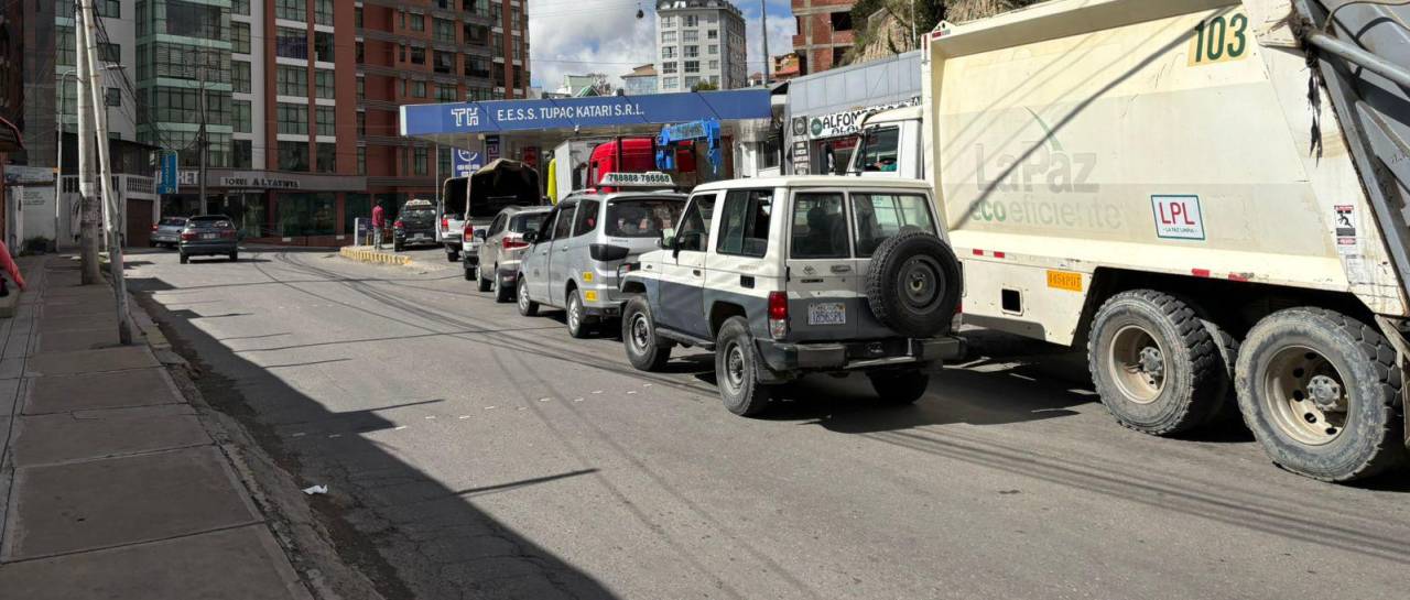 Las filas por combustible persisten en al menos tres departamentos de Bolivia