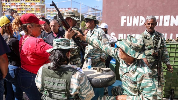 Maduro repartió fusiles rusos a civiles antes de la toma de posesión