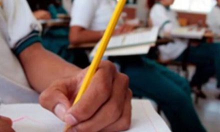 Denuncian cobros irregulares en inscripciones escolares en Santa Cruz