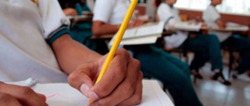 Denuncian cobros irregulares en inscripciones escolares en Santa Cruz