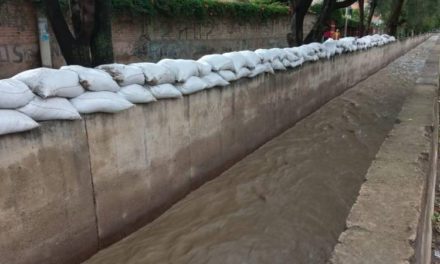 Intensas lluvias inundan avenidas y desbordan torrentera en Cochabamba