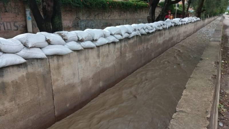 Intensas lluvias inundan avenidas y desbordan torrentera en Cochabamba