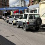 A pesar de garantías de la ANH, las filas por combustible persisten en La Paz, Cochabamba y Santa Cruz