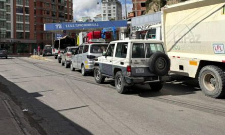 A pesar de garantías de la ANH, las filas por combustible persisten en La Paz, Cochabamba y Santa Cruz