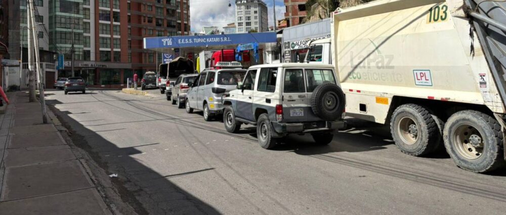 A pesar de garantías de la ANH, las filas por combustible persisten en La Paz, Cochabamba y Santa Cruz