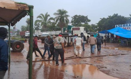 En el feriado y en medio de la lluvia, el bloqueo en Concepción cumple su segundo día por combustible