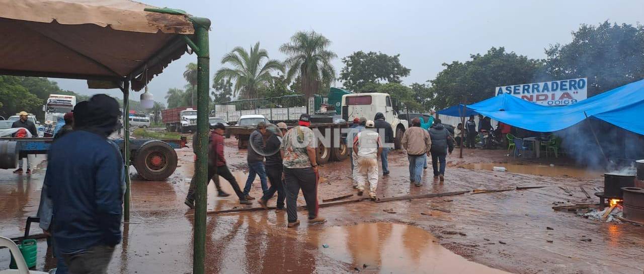 En el feriado y en medio de la lluvia, el bloqueo en Concepción cumple su segundo día por combustible