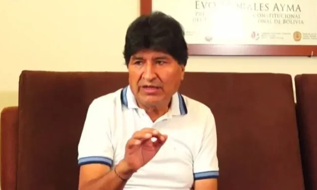 Evo acusa al gobierno de instruir a médicos para que no lo atiendan