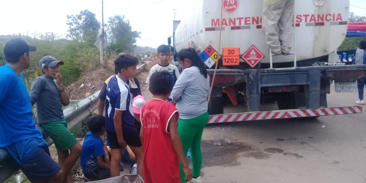 Transporte urbano bloquea cisternas; rutas alternas restablecen suministro