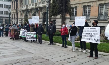 Maquinaria pesada bloquea la Alcaldía; exigen pagos desde 2020