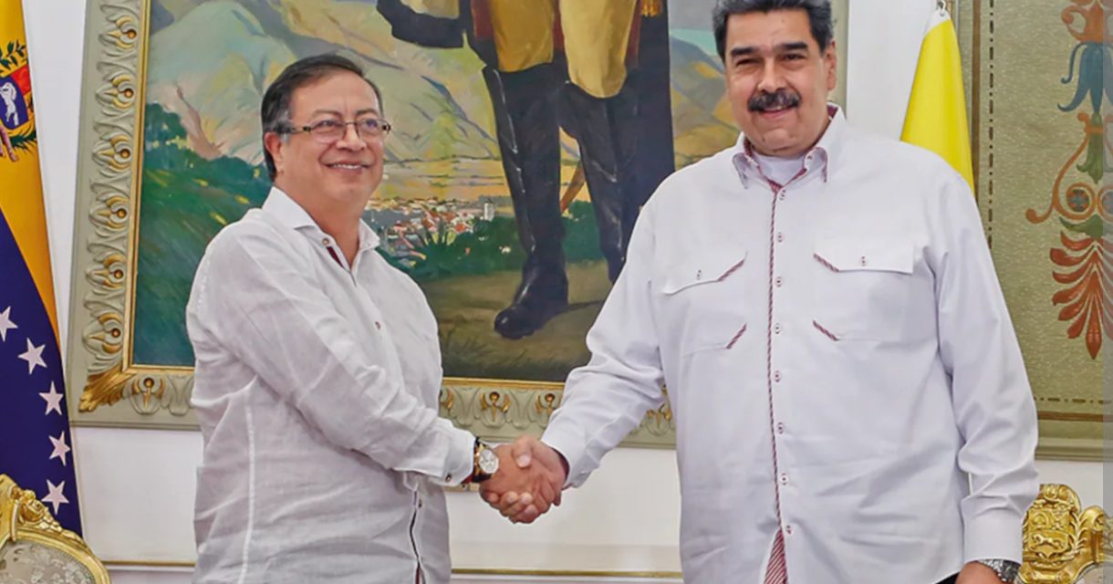 El dictador Maduro ofrece su “experiencia en inteligencia” a Petro tras la denuncia de un atentado con misiles