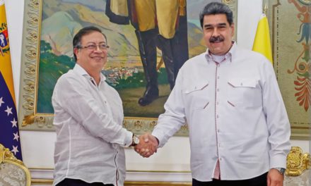 El dictador Maduro ofrece su “experiencia en inteligencia” a Petro tras la denuncia de un atentado con misiles