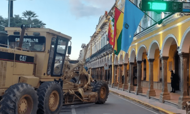 Empresas constructoras bloquean Cochabamba exigiendo Bs 14 millones