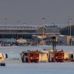 Avión se vuelca en Toronto durante aterrizaje con nieve