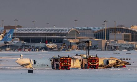 Avión se vuelca en Toronto durante aterrizaje con nieve