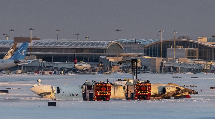 Avión se vuelca en Toronto durante aterrizaje con nieve