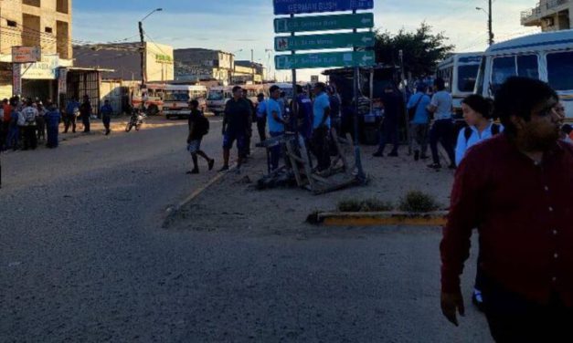 Santa Cruz: Paro y bloqueos de micreros perjudican a los estudiantes