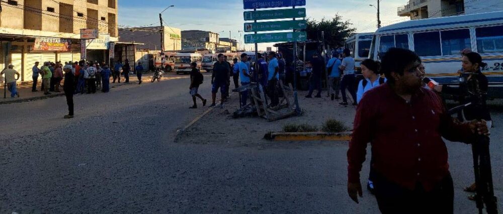 Santa Cruz: Paro y bloqueos de micreros perjudican a los estudiantes