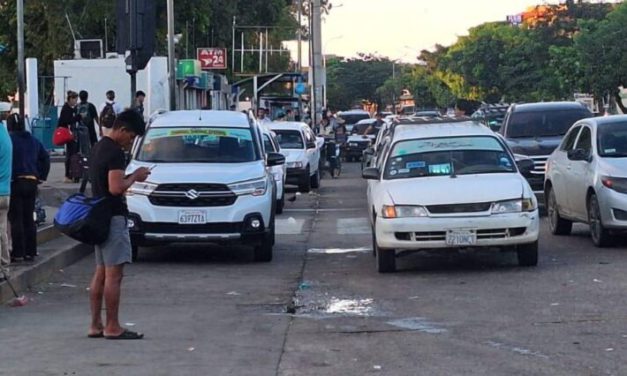 Vecinos de Santa Cruz recurren a taxis y camiones en segundo día de paro de micreros