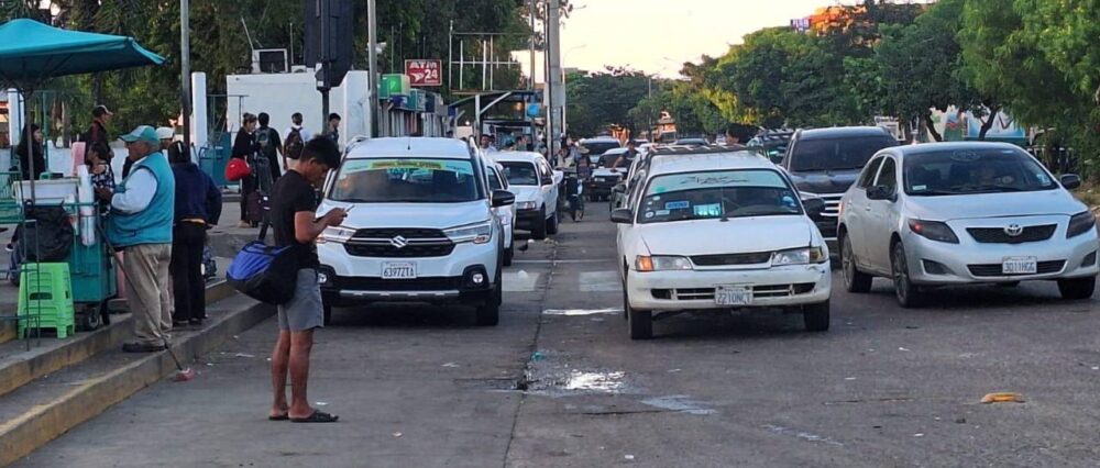 Vecinos de Santa Cruz recurren a taxis y camiones en segundo día de paro de micreros