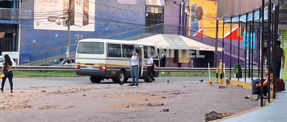 Circulación de micros en Santa Cruz reinicia parcialmente y con polémica por tarifas