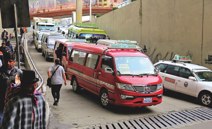 Choferes proponen incremento de pasajes a Bs 2,50 en La Paz