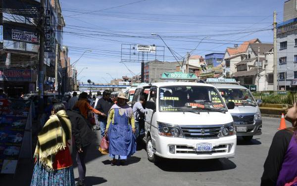 Chóferes de El Alto exigen incremento en el pasaje, pero la Gobernación rechaza la solicitud