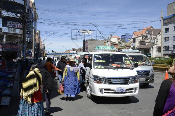 Chóferes de El Alto exigen incremento en el pasaje, pero la Gobernación rechaza la solicitud