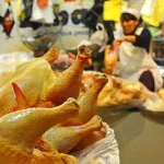 La Paz: luego que el kilo de pollo llegó a Bs 27, el Gobierno dice que problemas en carreteras dificultan la llegada del producto