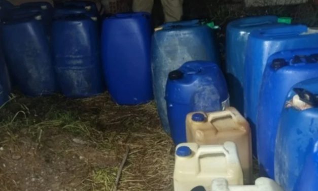 Aprehenden a conductor que almacenaba 3.800 litros de diésel de forma ilegal en El Alto