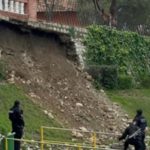 Cierran tramo de av. Alexander por caída de rocas desde el talud; en El Montículo se derrumbó parte de un muro