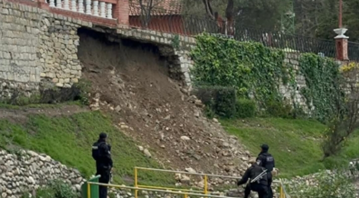 Cierran tramo de av. Alexander por caída de rocas desde el talud; en El Montículo se derrumbó parte de un muro