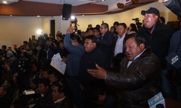 Durante la reunión con el Gobierno, choferes expulsan al presidente de la ABC y piden su destitución