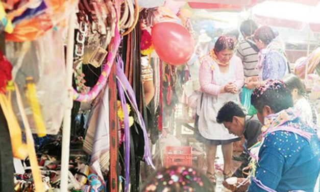 Martes de ch’alla: con rituales, bolivianos agradecen y piden prosperidad a la Pachamama