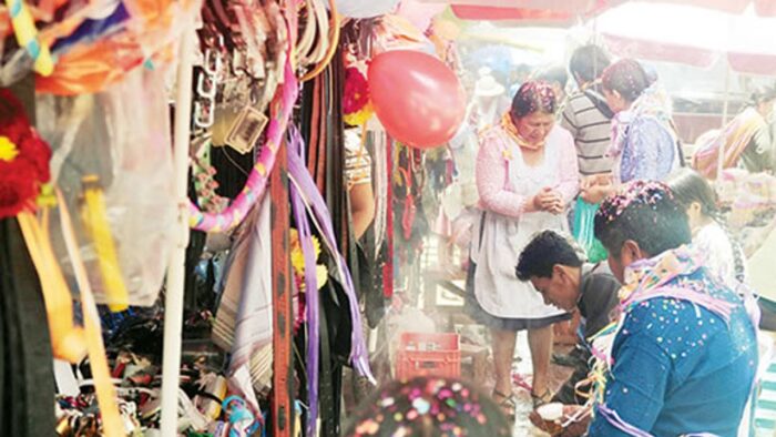 Martes de ch’alla: con rituales, bolivianos agradecen y piden prosperidad a la Pachamama