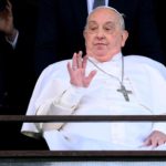 El papa abandona el hospital, tras reaparecer en público y condenar los bombardeos en Gaza