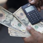 Economista: En Bolivia rigen varios tipos de cambio, ahora surgió el ‘dólar tarjeta’